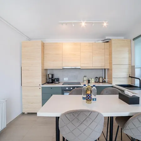Modern Coresi Studio - Free Private Parking-2